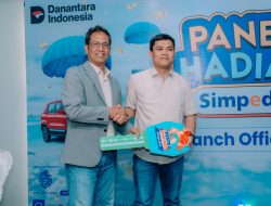 Kusuma Sumantri Menyerahkan Grand Prize mobil Suzuki S-Presso Kepada Pemenang