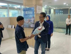 BRI Cabang Majene, Peringati Hari Pelanggan Nasional Dengan Memberikan Gift Ke Nasabah