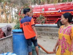 Kemarau Panjang, Damkar Terus Salurkan Air Bersih Untuk Masyarakat